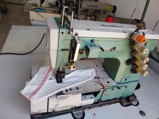 Máquina de costura galoneira colarete industrial revisada e com garantia