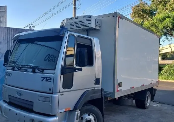Ford Cargo 712  2012  Bau Refrigerado. 