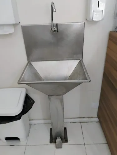 LAVATÓRIO/PIA  EM AÇO INOX COM TORNEIRA