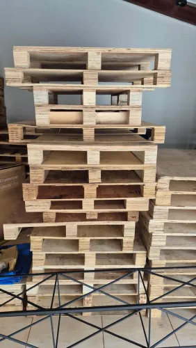 Pallets seminovos, compensado, medidas variadas 1mt por 1mt, é 1mt por 0.80 centímetros.