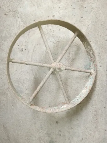RODA DE FERRO CARRINHO DE MÃO ANTIGO 