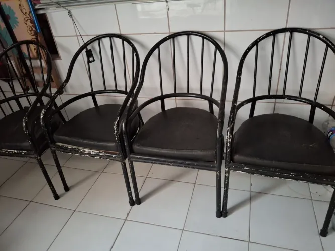 Jogo de cadeiras pretas 399 reais