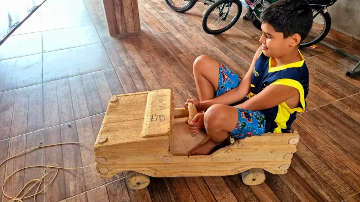 Carrinho de madeira pra criança.