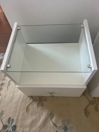 Criado mudo suspenso