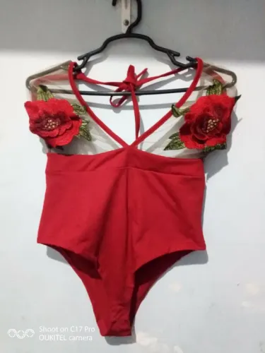 Body Vermelho com Flores 