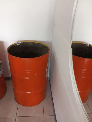 Vende se tonéis pra lixo por 60,00