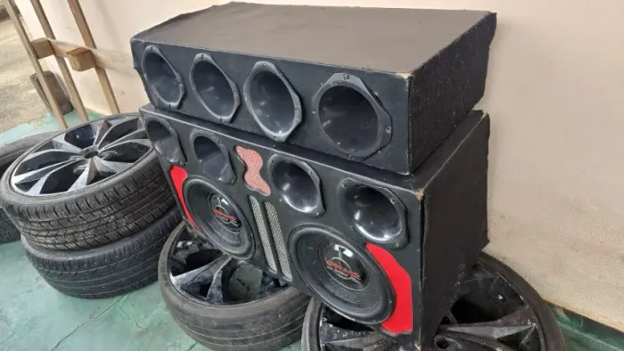Super caixa de som, com amplificador e cornetas. (Barato!)