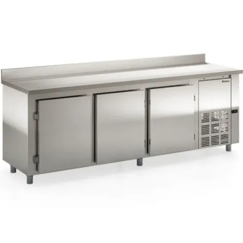 A. Balcão refrigerado inox
