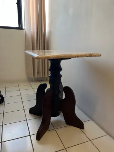 Mesa de Canto Clássica com Tampo em Pedra