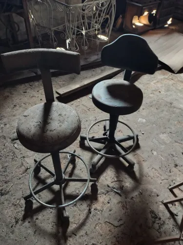 Lote de 7 Cadeiras Antigas de Madeira Maciça para Restauro (2 Estilos)