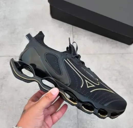Tênis Mizuno Wave Prophecy 14 - Preto com Dourado