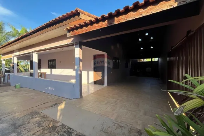Casa com 2 quartos e ampla área de lazer com piscina e churrasqueira