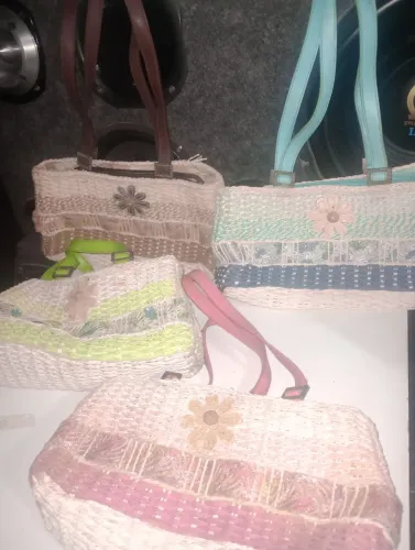 Conjunto de Bolsas Artesanais de Palha com Detalhes Florais