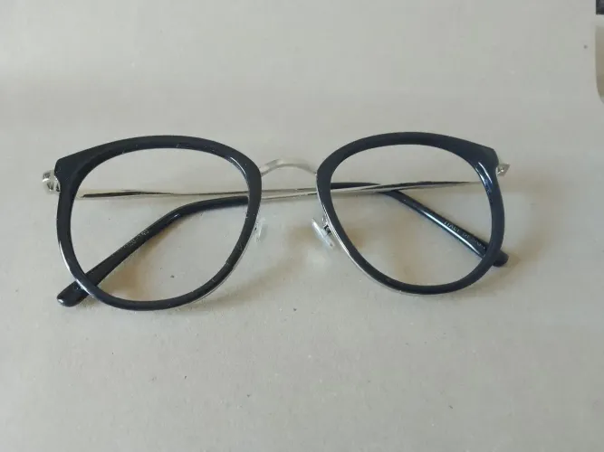 Promoção Armação de Óculos preta e hastes prata