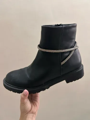 Bota preta com detalhes brilhantes