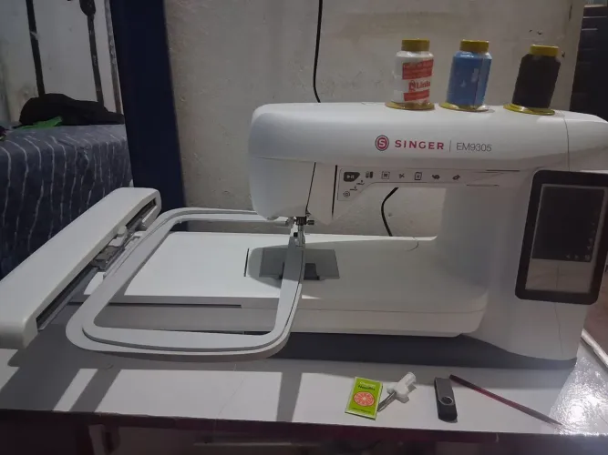 Vende se uma maquina bordadeira singer9305