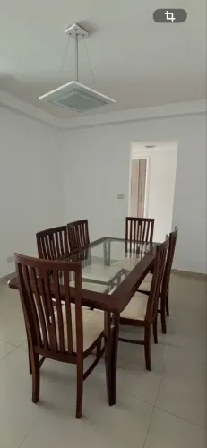 Vendo mesa de jantar com 6 cadeiras