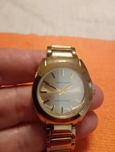 Relógio Anne Klein feminino original analógico dourado.