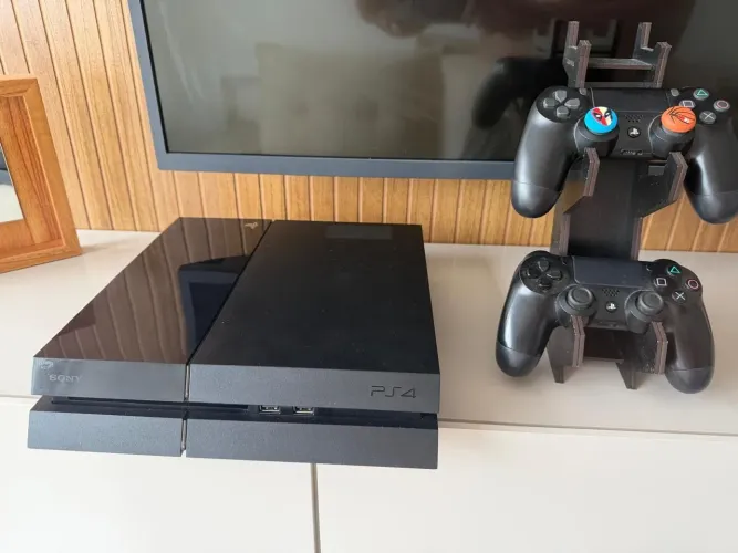 PlayStation 4 (PS4) + 2 Controles + Jogos