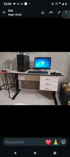 Computador com mesa de trabalho