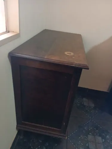 Vendo cômoda em madeira maciça, rústica com formato de móvel antigo.