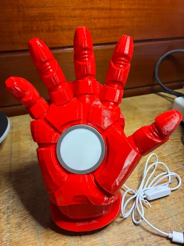 Luminária mão do homem de ferro