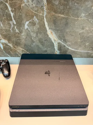 PlayStation 4 pro 1TB semi novo 2 controles+ 2 jogos