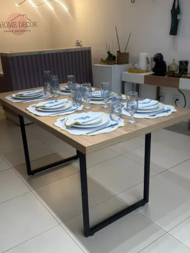 Mesa de MDF planejada, pés com acabamento moderno em metalon
