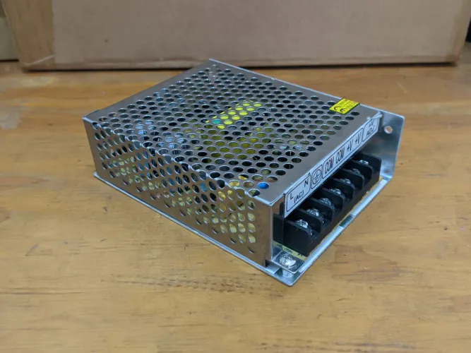 Fonte Colmeia 12v 10a ideal para CFTV semi nova faço Olx Pay