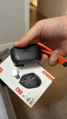 Fone de Ouvido JBL com Estojo de Carregamento + Cabo USB Lara