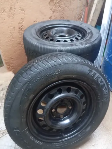 Vendo pneu com roda