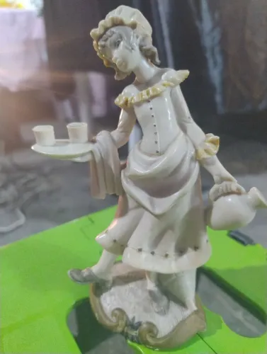 Estatueta de Resina Italiana - Donzela com Bandeja