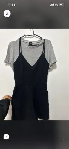 Jardineira e camiseta