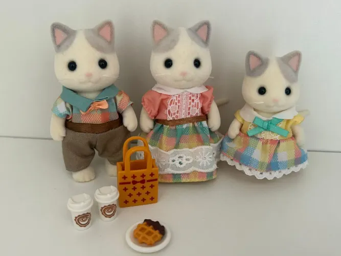 Sylvanian Families Família dos Gatos de Leite