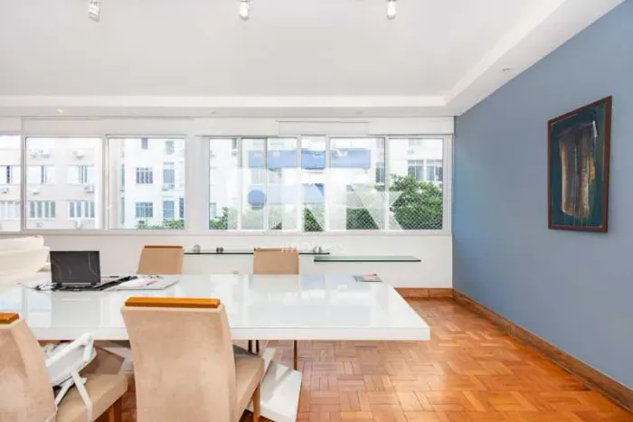 Apartamento - / Residencial / Posto 6 Copacabana