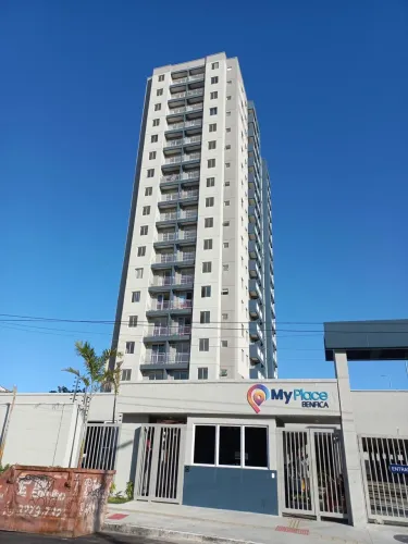 Excelente apartamento com 2 quartos, banheiro social, sala integrada à cozinha e área de s