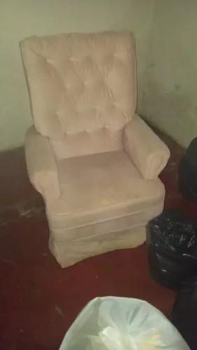 Vendo poltrona rosê pra sair logo 