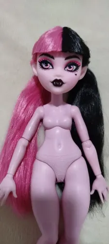 Boneca Draculaura Core Refresh G3 ( LEIA A DESCRIÇÃO)