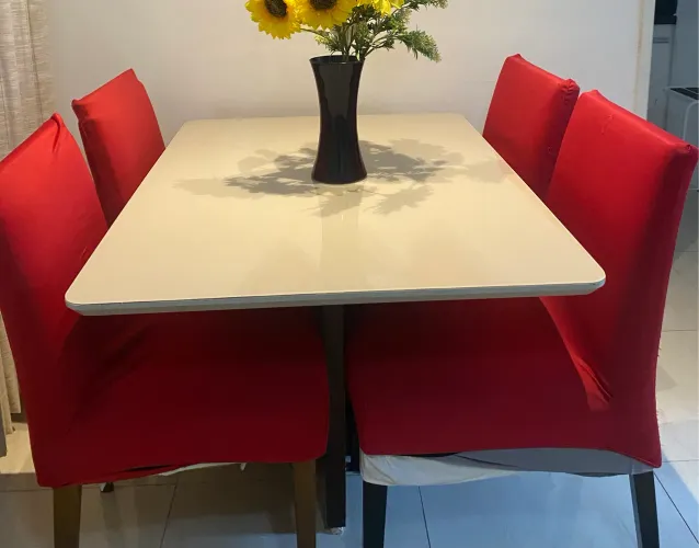 Ótima mesa com 6 cadeiras