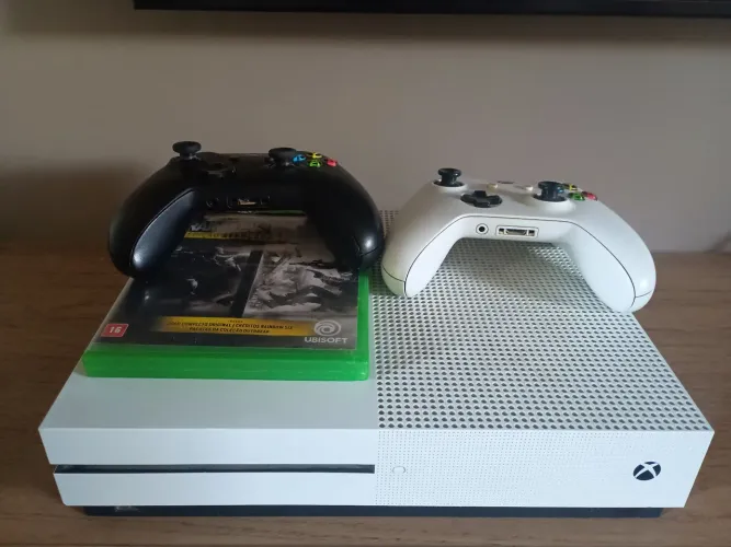 Xbox one S 500gb + 2 controles + 1 jogo
