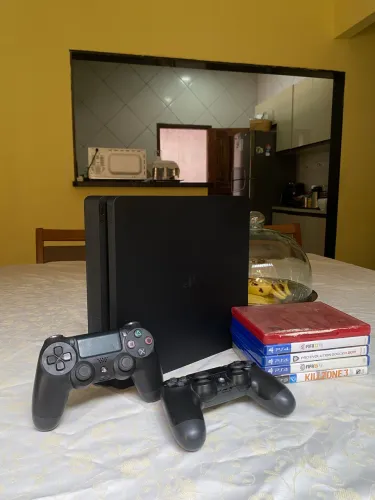 PS4 SLIM 500GB + 2 CONTROLES + 5 JOGOS (leia descrição)