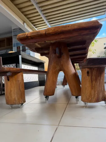 Conjunto de Mesa Rústica com Bancos (Madeira Maciça)