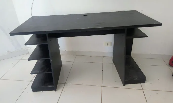 Vendo armário e uma mesa de computador