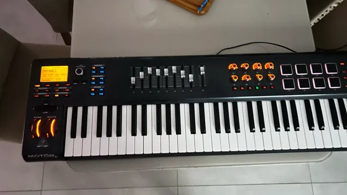 Teclado Controlador Behringer Motor 61