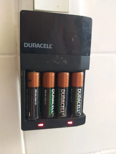 Carregador de pilhas duracell