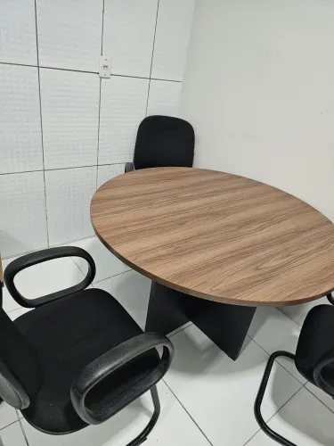 Mesa com cadeiras para escritório