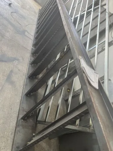 Escada reta pronta entrega 
