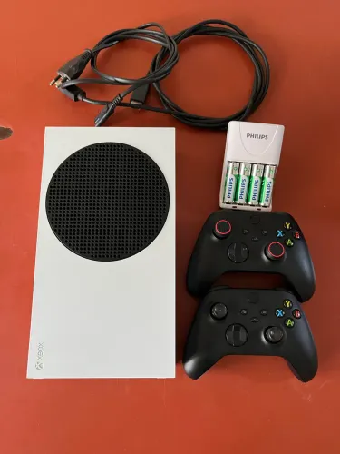 XBOX SERIES S COM 2 CONTROLES