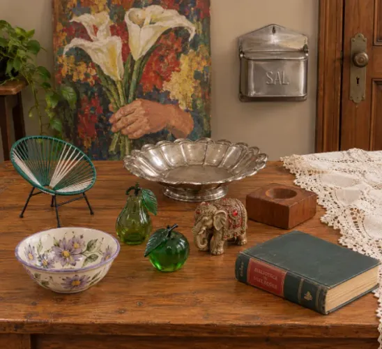 Conjunto com 11 peças decorativas e livros