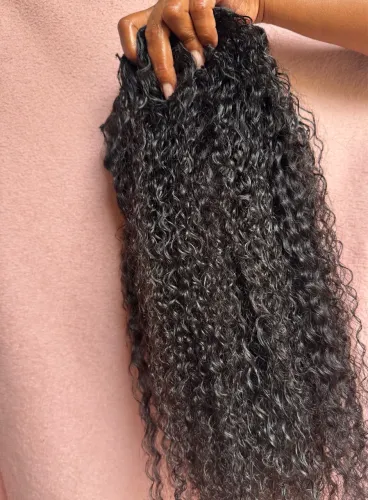Cabelo indiano cacheado, 450g, 65cm, já tecido.